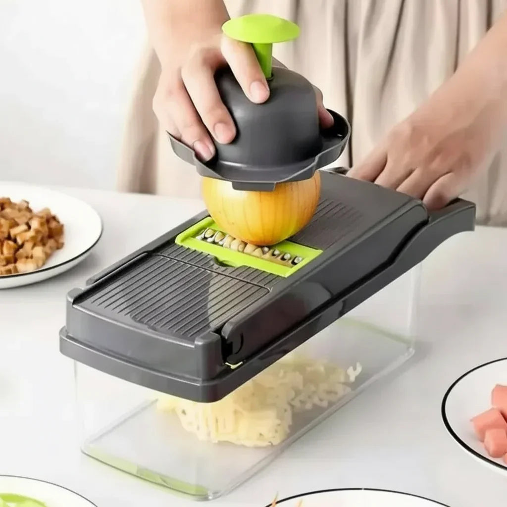 Ralador multifuncional cortando cebola na cozinha, com recipientes para alimentos ao redor.