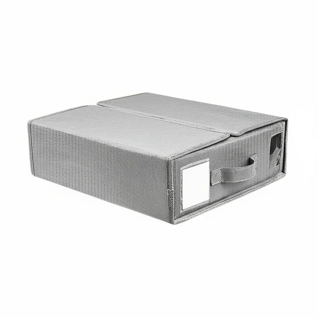 Caixa organizadora cinza de tecido com alça e etiqueta, produto utilidade doméstica.