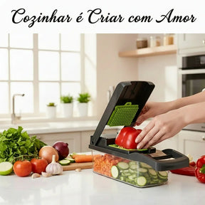 Pessoa fatiando pimentão vermelho em cortador de legumes na cozinha, com vegetais frescos.