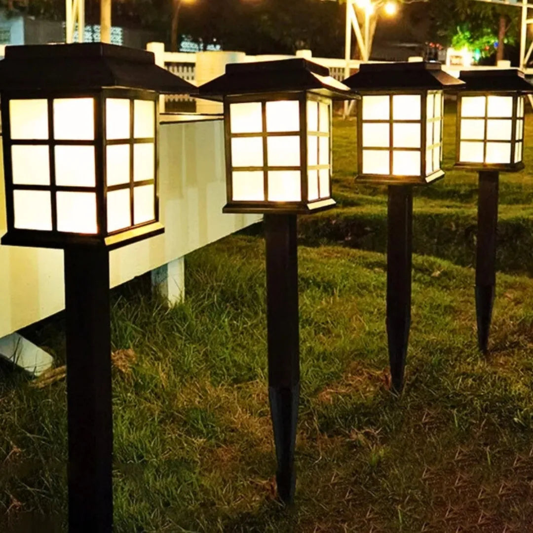 Luminária Solar Decorativa em Casinha - Para Jardim com Estaca