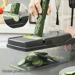 Mandoline cortador de legumes fatiando pepino com lâminas afiadas na cozinha, cortes precisos