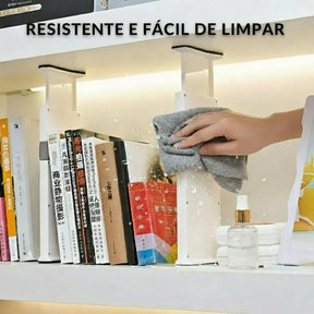 Mão limpando prateleira de li fávros com divisória ajustável, resistente ecil de limpar.
