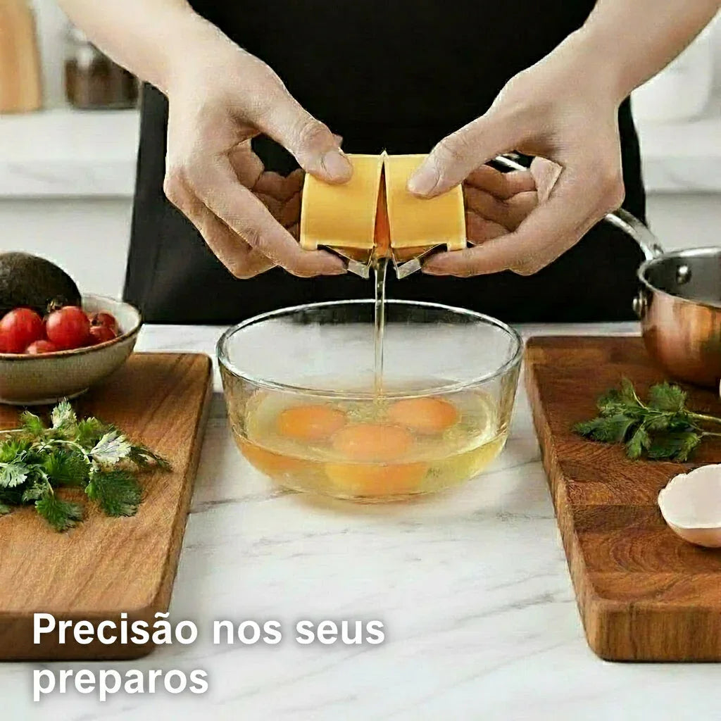 Pessoa quebrando ovos com divisor de casca e gema  amarelo em tigela de vidro na cozinha, utensílios culinários