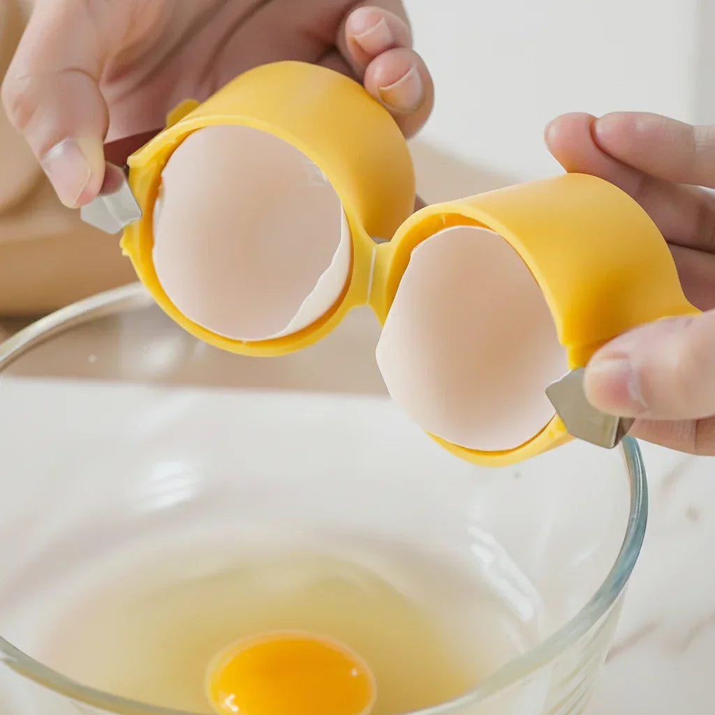 Quebra-ovos amarelo abrindo ovo sobre tigela de vidro na cozinha